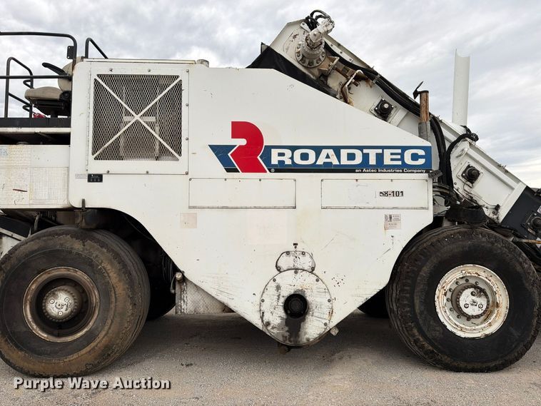 image for item FG0851 2005 Roadtec SB-2500C material transfer vehicle