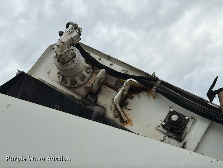 image for item FG0851 2005 Roadtec SB-2500C material transfer vehicle