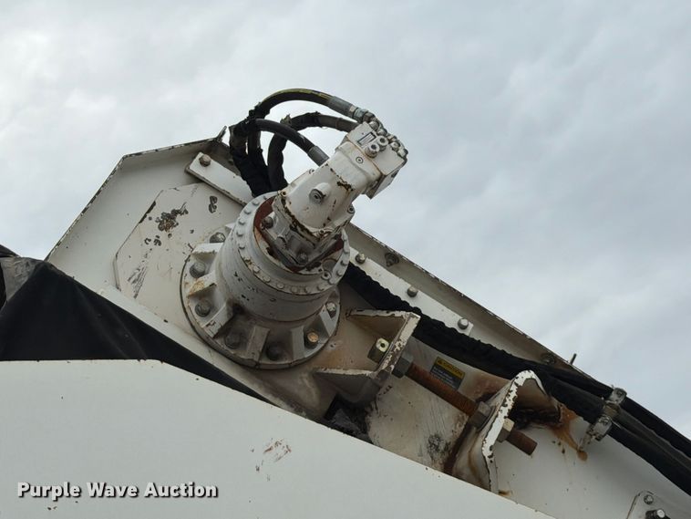 image for item FG0851 2005 Roadtec SB-2500C material transfer vehicle