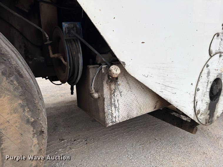 image for item FG0851 2005 Roadtec SB-2500C material transfer vehicle