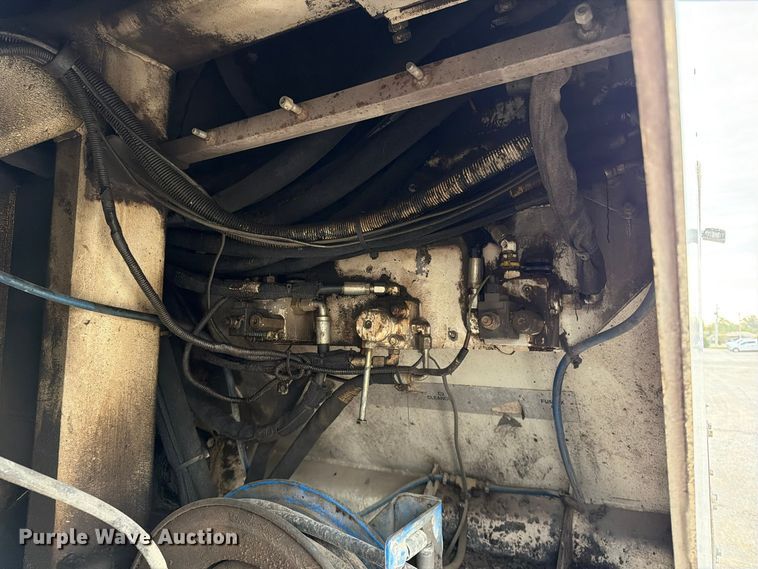 image for item FG0851 2005 Roadtec SB-2500C material transfer vehicle