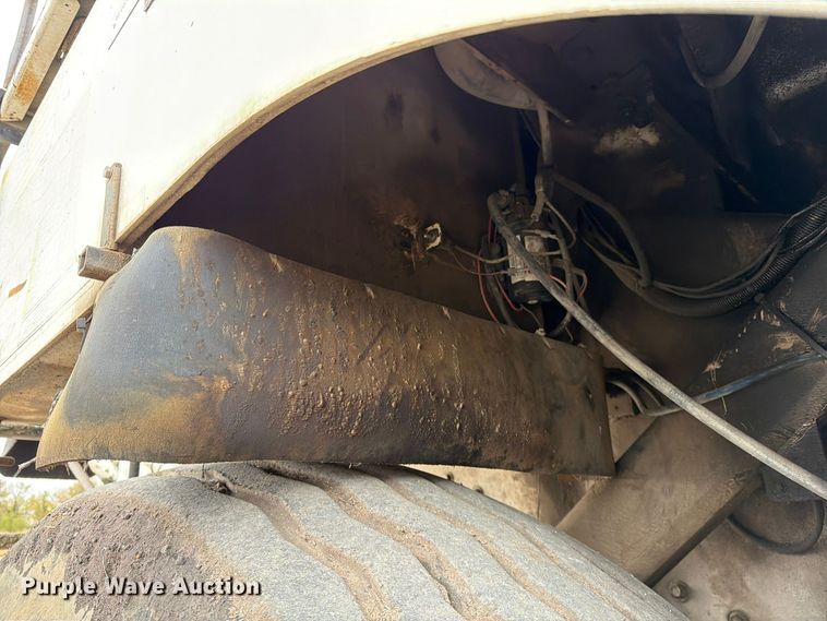 image for item FG0851 2005 Roadtec SB-2500C material transfer vehicle
