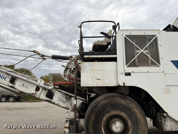 image for item FG0851 2005 Roadtec SB-2500C material transfer vehicle