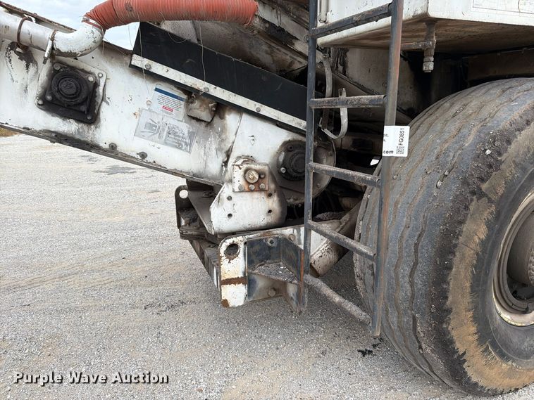 image for item FG0851 2005 Roadtec SB-2500C material transfer vehicle