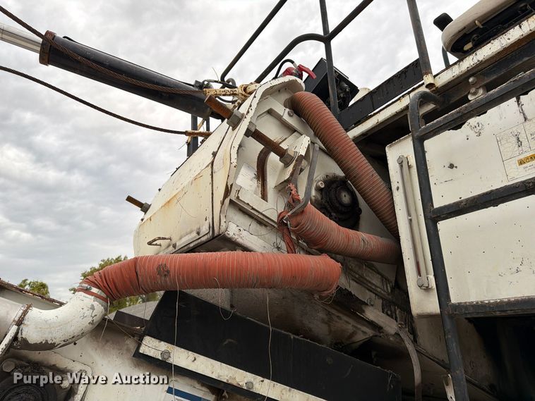 image for item FG0851 2005 Roadtec SB-2500C material transfer vehicle
