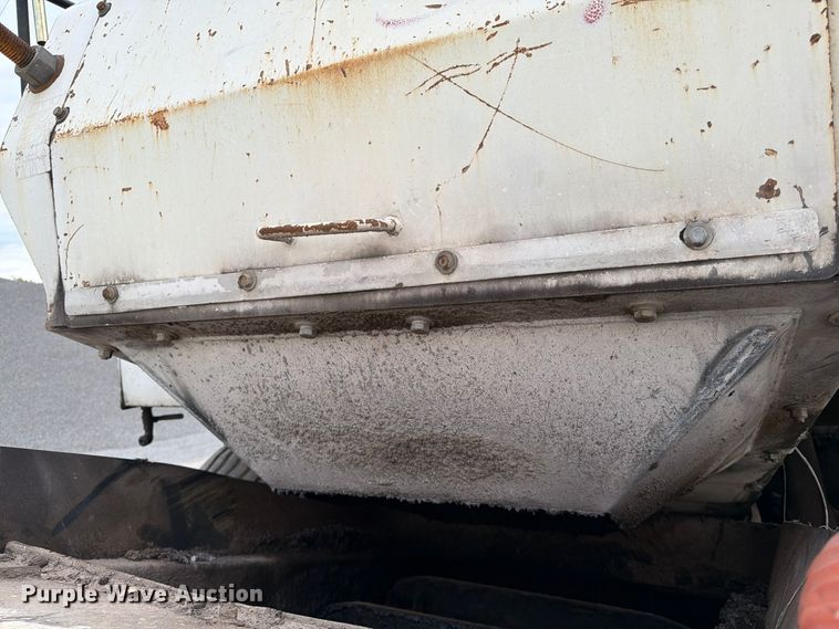image for item FG0851 2005 Roadtec SB-2500C material transfer vehicle