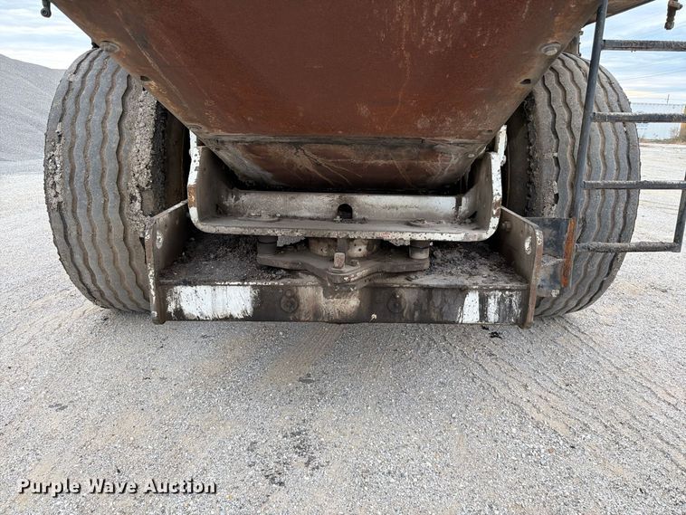 image for item FG0851 2005 Roadtec SB-2500C material transfer vehicle
