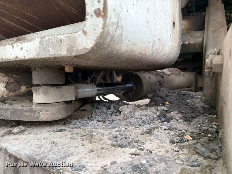 image for item FG0851 2005 Roadtec SB-2500C material transfer vehicle
