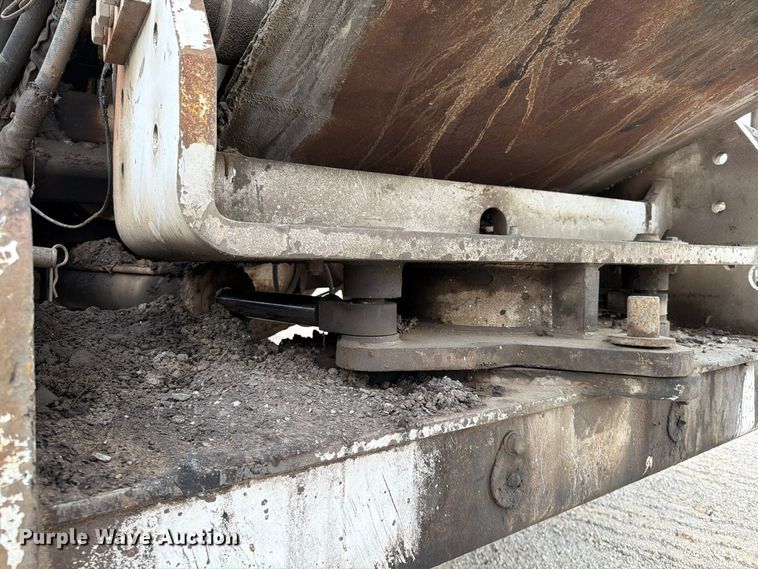 image for item FG0851 2005 Roadtec SB-2500C material transfer vehicle