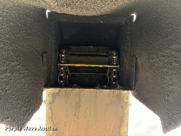 image for item FG0851 2005 Roadtec SB-2500C material transfer vehicle