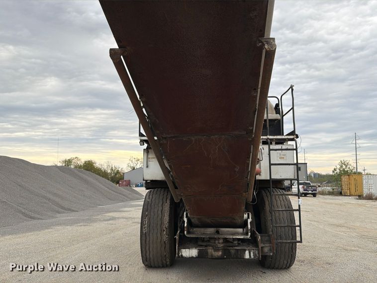 image for item FG0851 2005 Roadtec SB-2500C material transfer vehicle