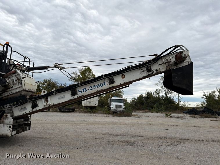 image for item FG0851 2005 Roadtec SB-2500C material transfer vehicle