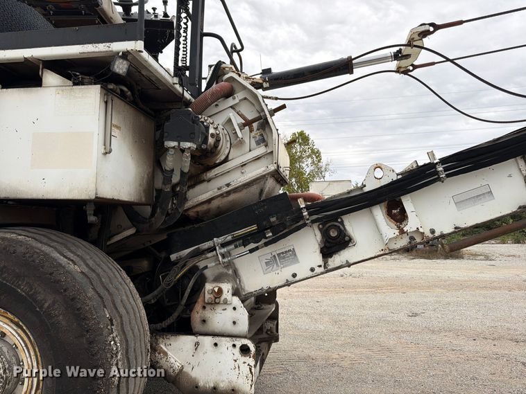 image for item FG0851 2005 Roadtec SB-2500C material transfer vehicle