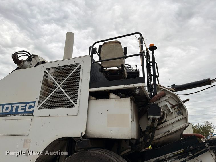 image for item FG0851 2005 Roadtec SB-2500C material transfer vehicle
