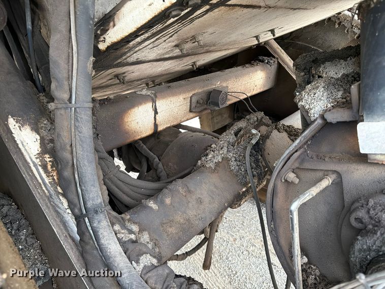 image for item FG0851 2005 Roadtec SB-2500C material transfer vehicle