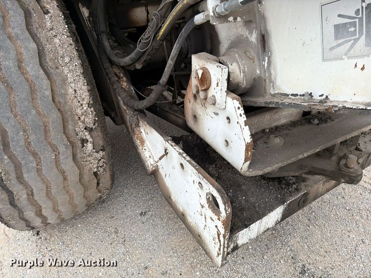 image for item FG0851 2005 Roadtec SB-2500C material transfer vehicle