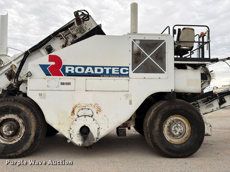 image for item FG0851 2005 Roadtec SB-2500C material transfer vehicle