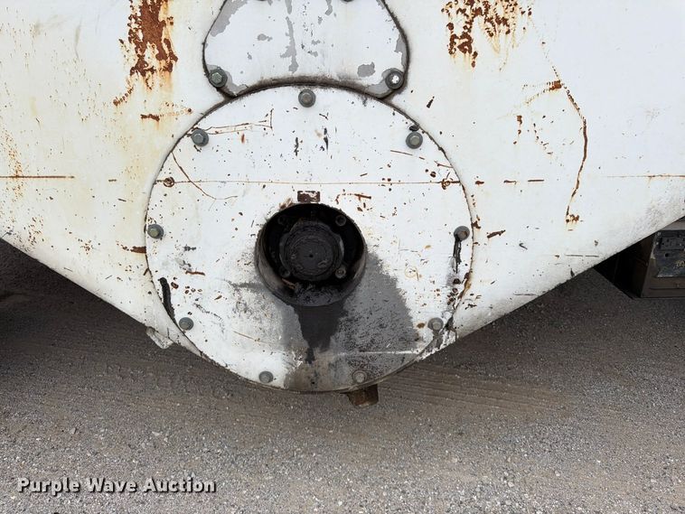 image for item FG0851 2005 Roadtec SB-2500C material transfer vehicle