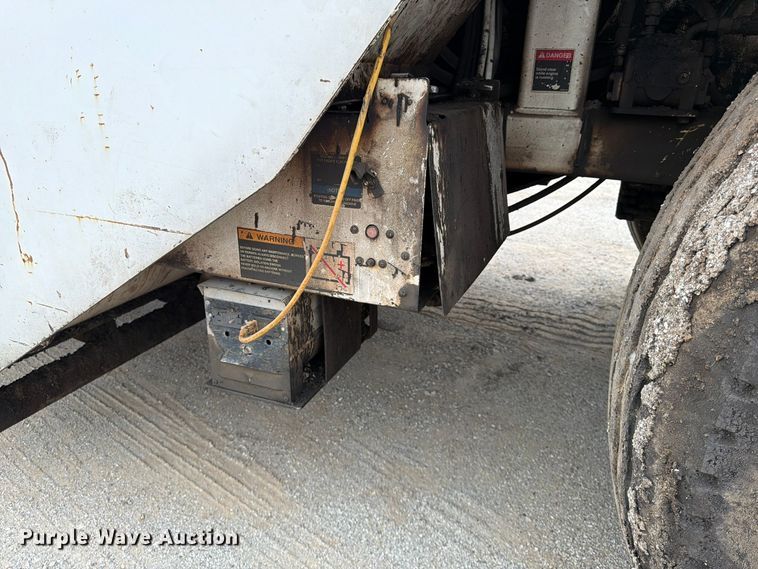 image for item FG0851 2005 Roadtec SB-2500C material transfer vehicle
