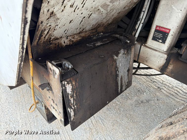 image for item FG0851 2005 Roadtec SB-2500C material transfer vehicle