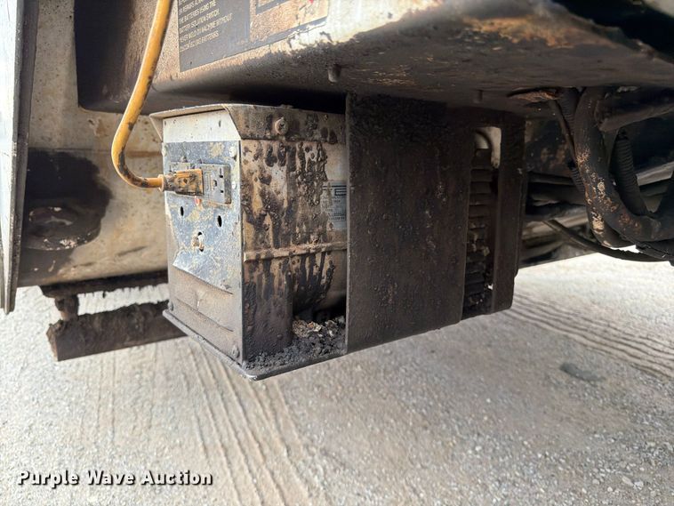 image for item FG0851 2005 Roadtec SB-2500C material transfer vehicle