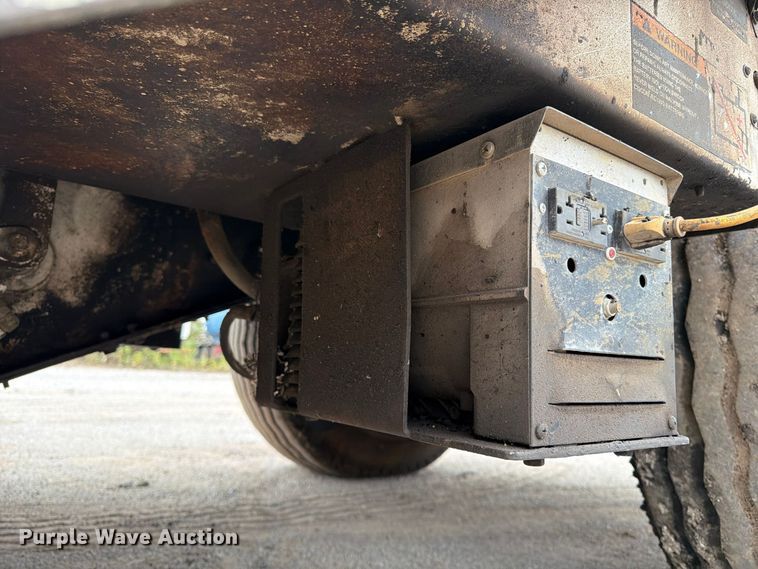 image for item FG0851 2005 Roadtec SB-2500C material transfer vehicle