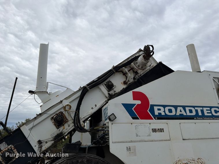 image for item FG0851 2005 Roadtec SB-2500C material transfer vehicle