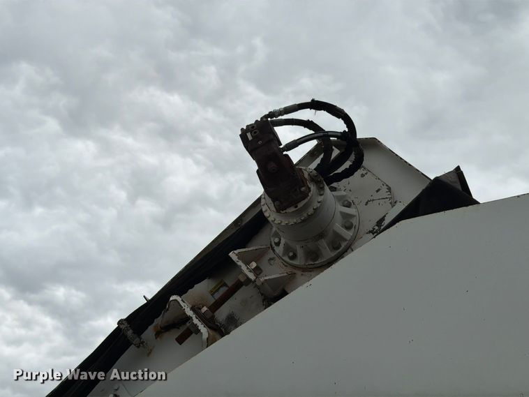 image for item FG0851 2005 Roadtec SB-2500C material transfer vehicle