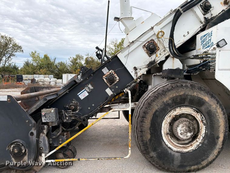 image for item FG0851 2005 Roadtec SB-2500C material transfer vehicle
