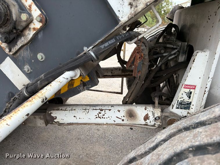 image for item FG0851 2005 Roadtec SB-2500C material transfer vehicle