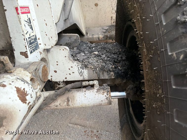 image for item FG0851 2005 Roadtec SB-2500C material transfer vehicle