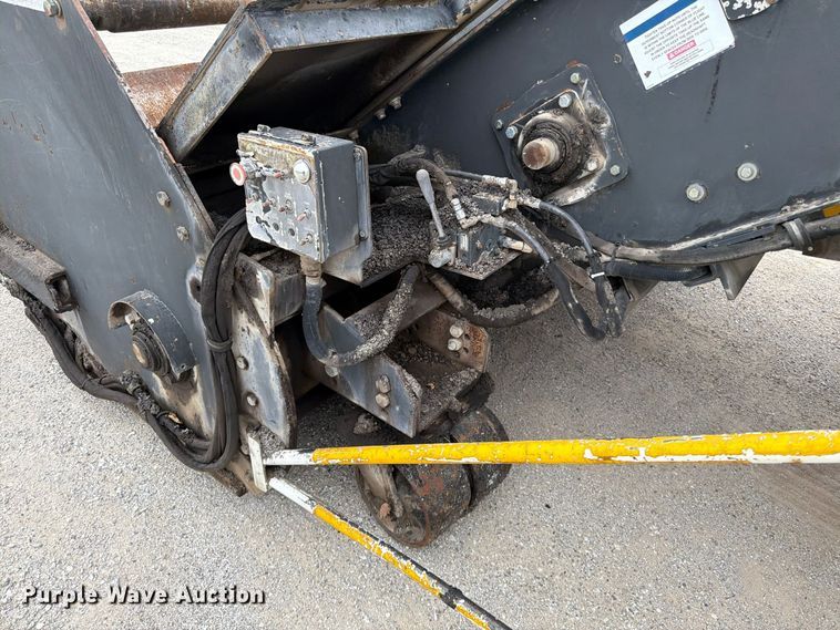 image for item FG0851 2005 Roadtec SB-2500C material transfer vehicle