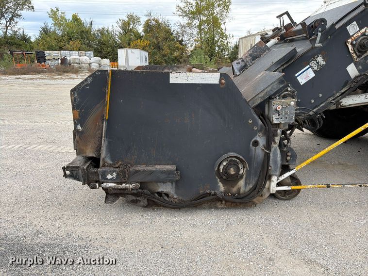 image for item FG0851 2005 Roadtec SB-2500C material transfer vehicle