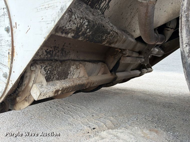 image for item FG0851 2005 Roadtec SB-2500C material transfer vehicle