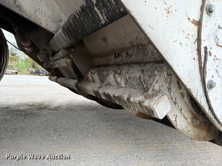 image for item FG0851 2005 Roadtec SB-2500C material transfer vehicle