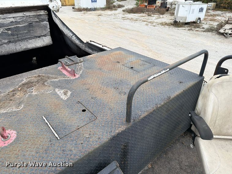 image for item FG0851 2005 Roadtec SB-2500C material transfer vehicle