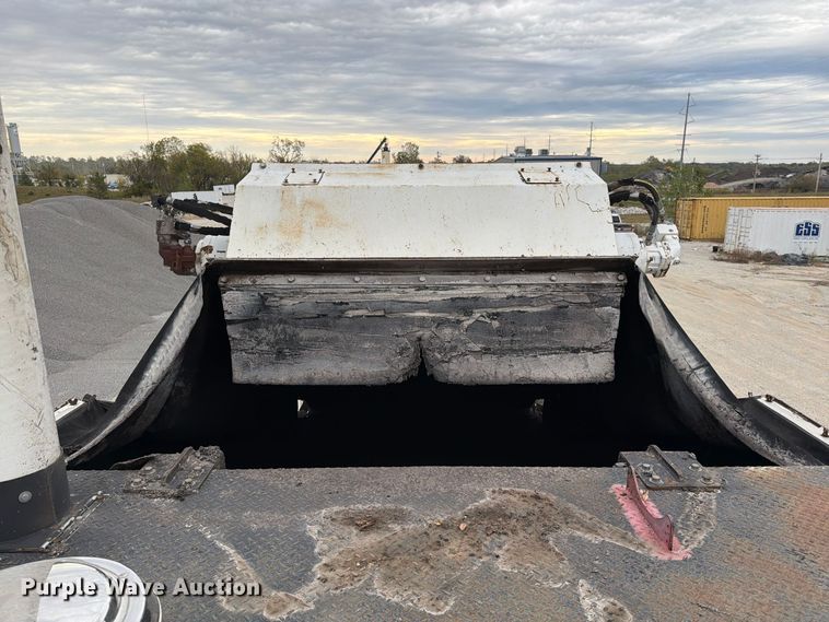 image for item FG0851 2005 Roadtec SB-2500C material transfer vehicle