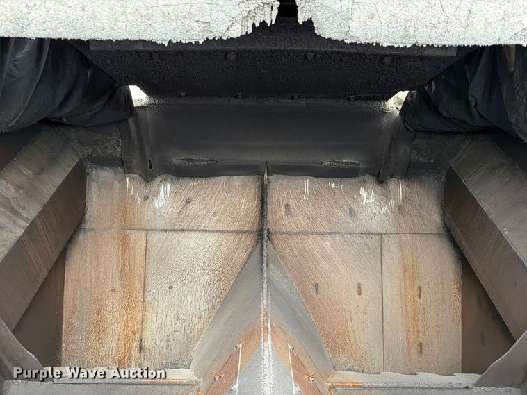 image for item FG0851 2005 Roadtec SB-2500C material transfer vehicle
