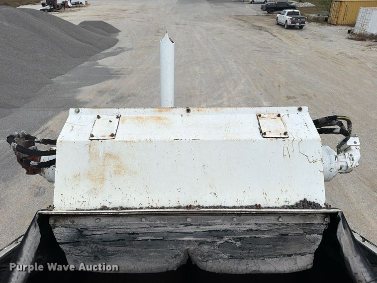 image for item FG0851 2005 Roadtec SB-2500C material transfer vehicle