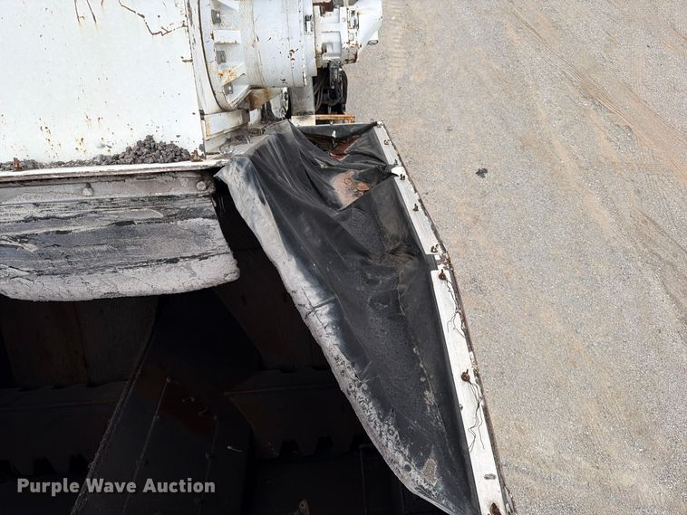 image for item FG0851 2005 Roadtec SB-2500C material transfer vehicle