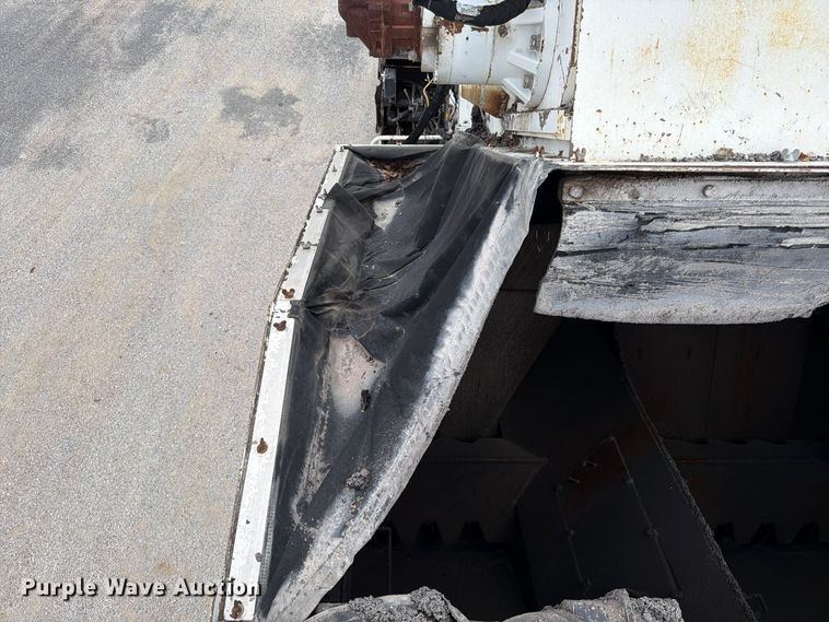 image for item FG0851 2005 Roadtec SB-2500C material transfer vehicle
