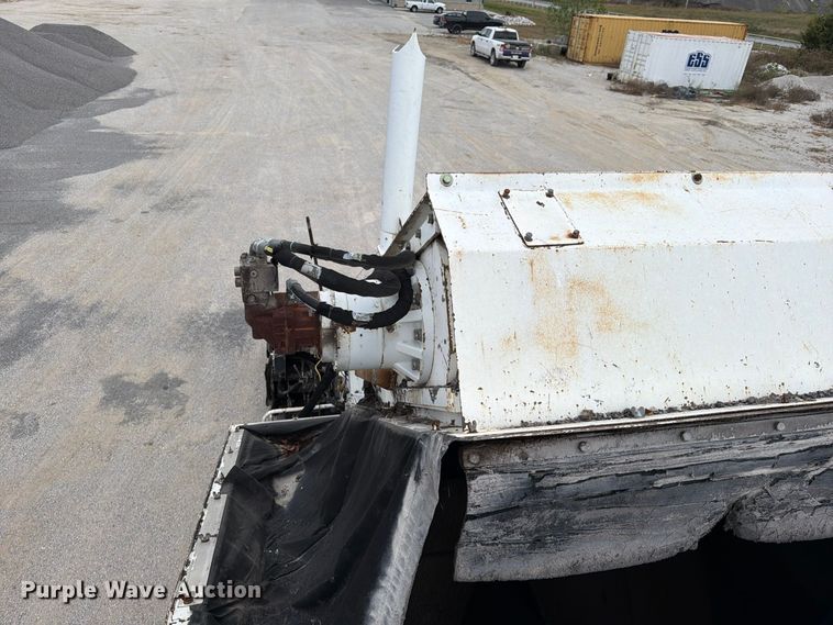 image for item FG0851 2005 Roadtec SB-2500C material transfer vehicle