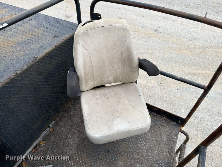image for item FG0851 2005 Roadtec SB-2500C material transfer vehicle