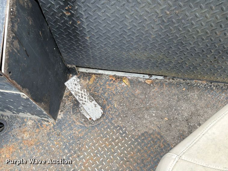 image for item FG0851 2005 Roadtec SB-2500C material transfer vehicle