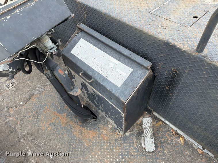 image for item FG0851 2005 Roadtec SB-2500C material transfer vehicle