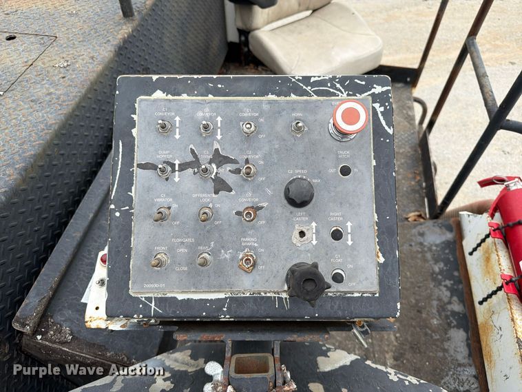image for item FG0851 2005 Roadtec SB-2500C material transfer vehicle