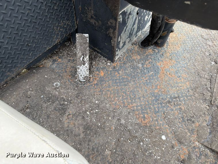 image for item FG0851 2005 Roadtec SB-2500C material transfer vehicle