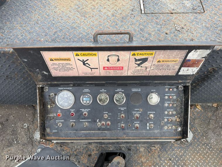image for item FG0851 2005 Roadtec SB-2500C material transfer vehicle