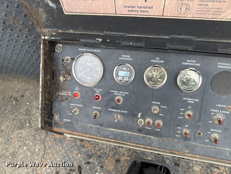 image for item FG0851 2005 Roadtec SB-2500C material transfer vehicle