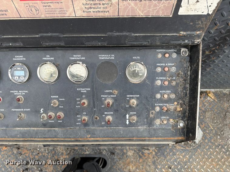 image for item FG0851 2005 Roadtec SB-2500C material transfer vehicle